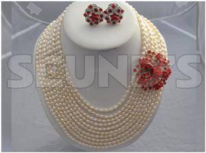 High-quality pearl beaded necklace