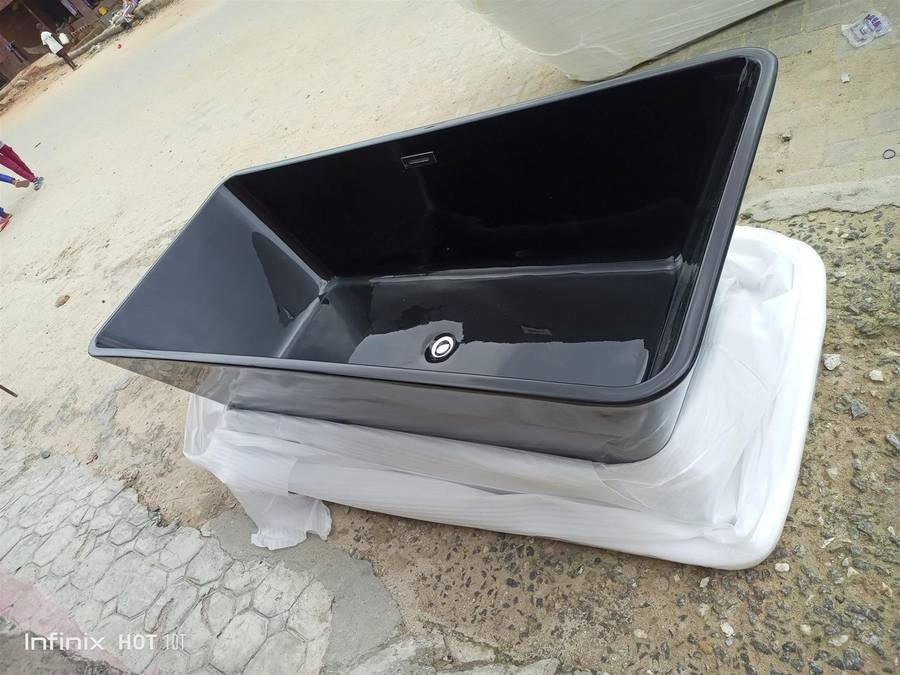 Bath tub