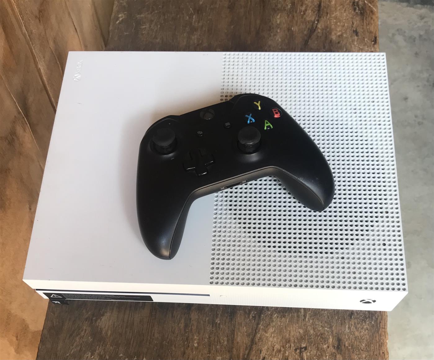 Xbox One S With 1 Wireless Pad & Games