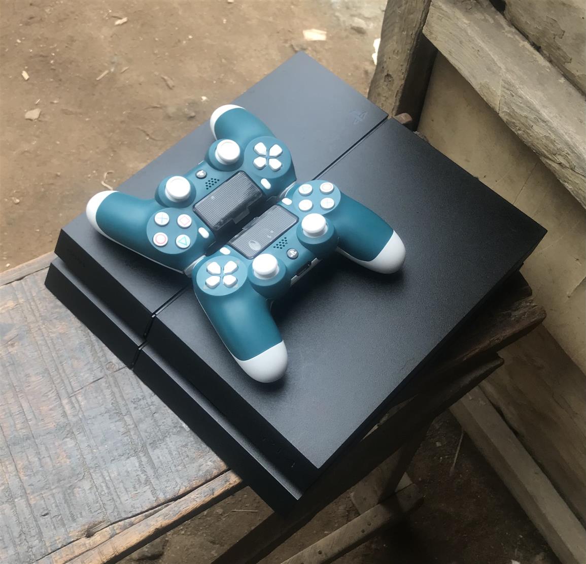 Foreign Used PS4 With 4 Games 2 GamePad