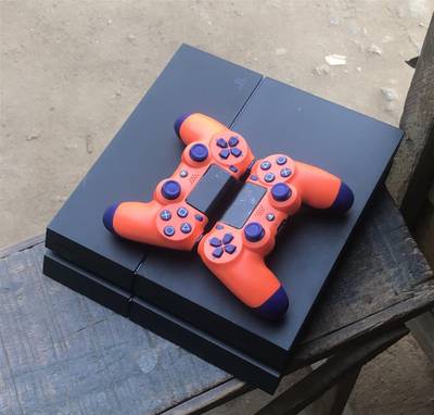 Foreign Used PS4 With 5 Games & GamePad