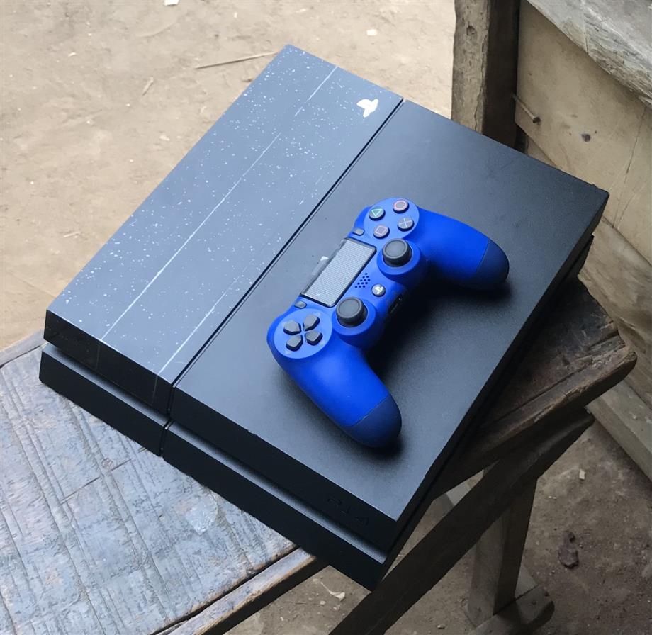 Foreign Used PS4 With 1 GamePad Only !!