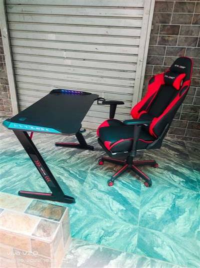 Gaming chair with table