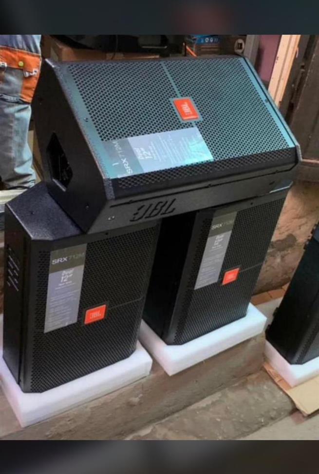 JBL 12 inchese monitor/ standing speaker