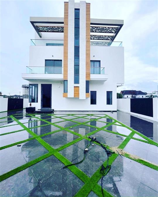 Luxury 5 bedroom fully detached duplex
