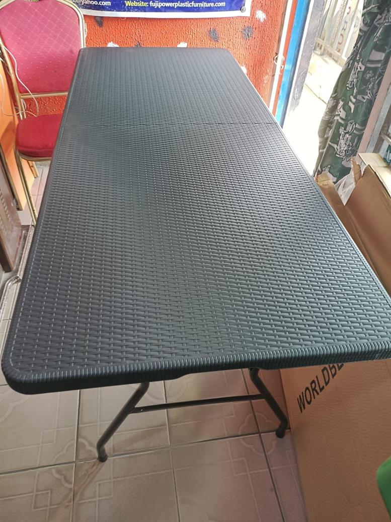Folding table