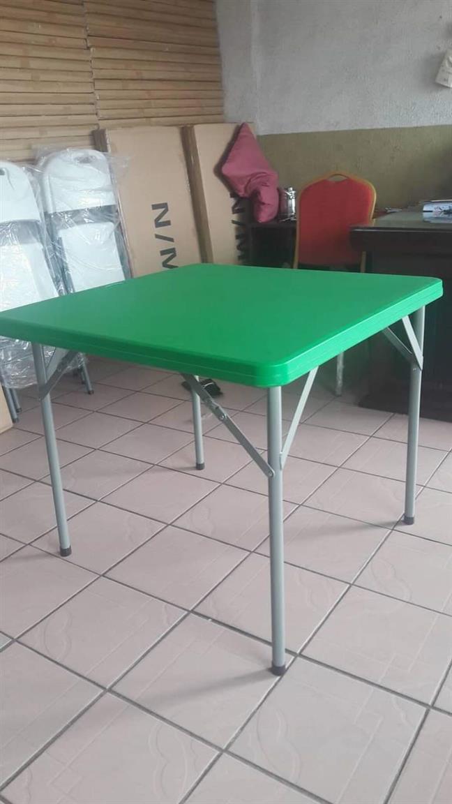 Folding table