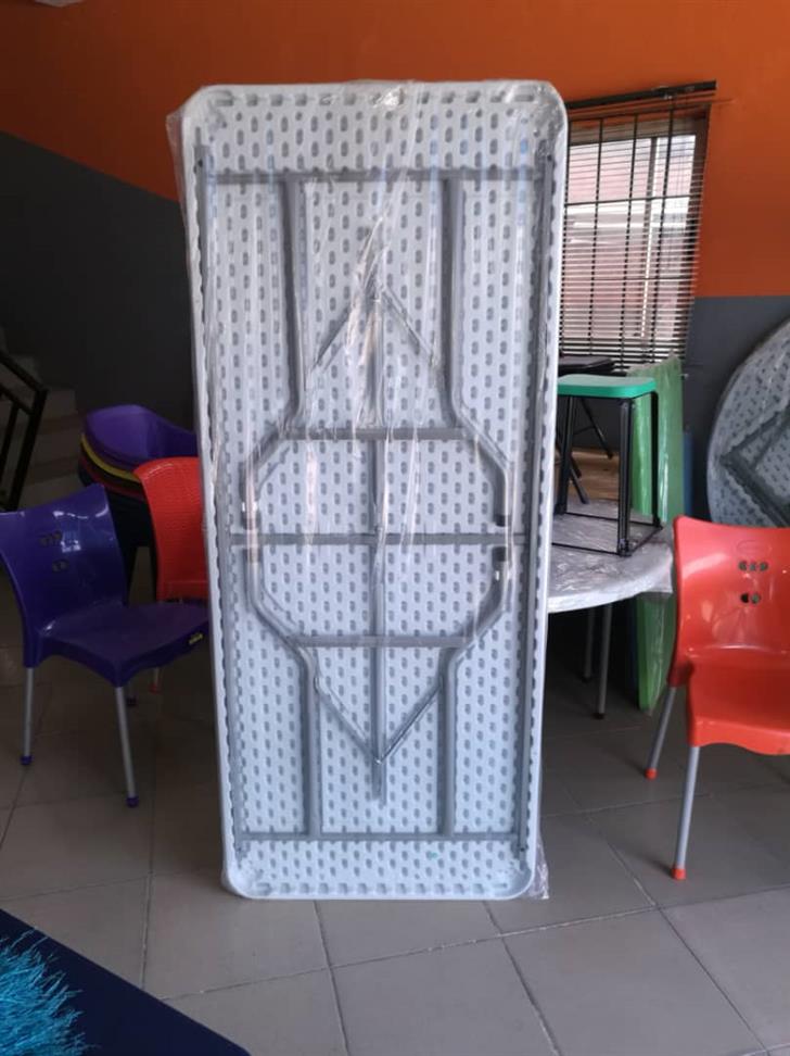 Folding table