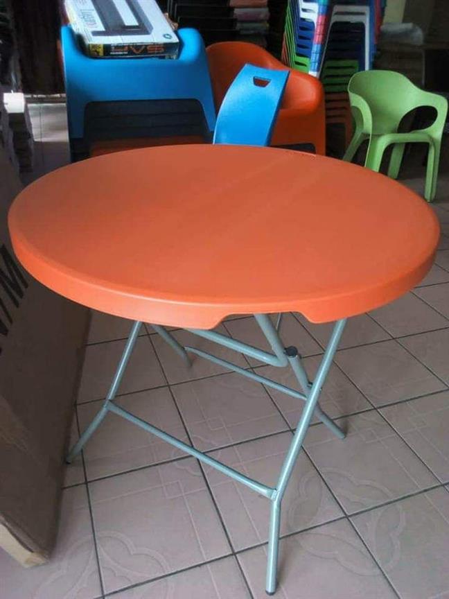 Folding table