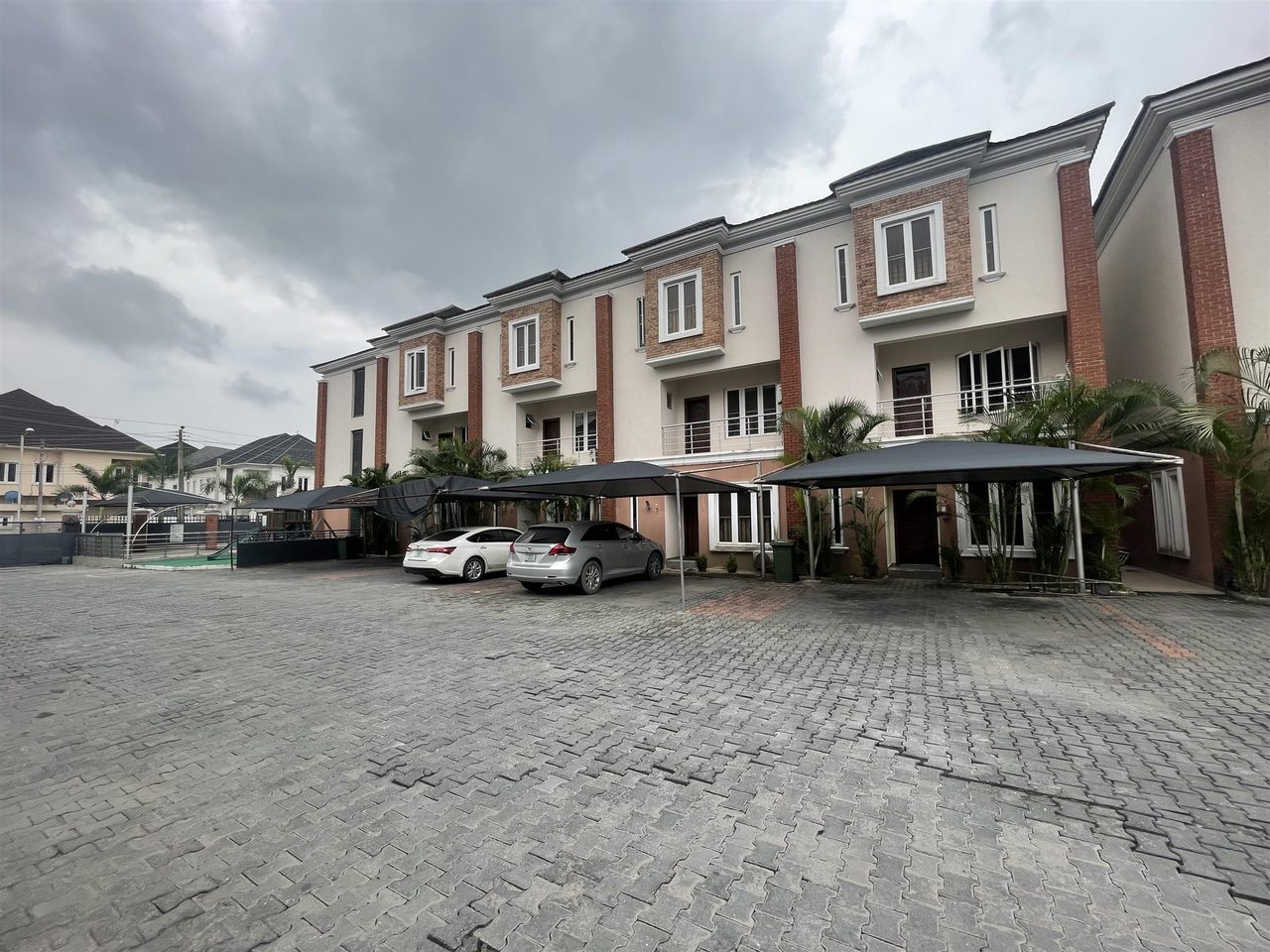 4 bedroom terraced duplex with bq