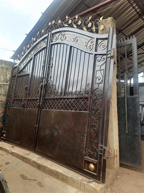 Arc channel swing gate