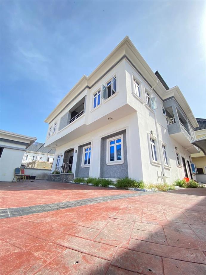 LUXURY NEARLY USED 5BEDROOM FULLY DETACH