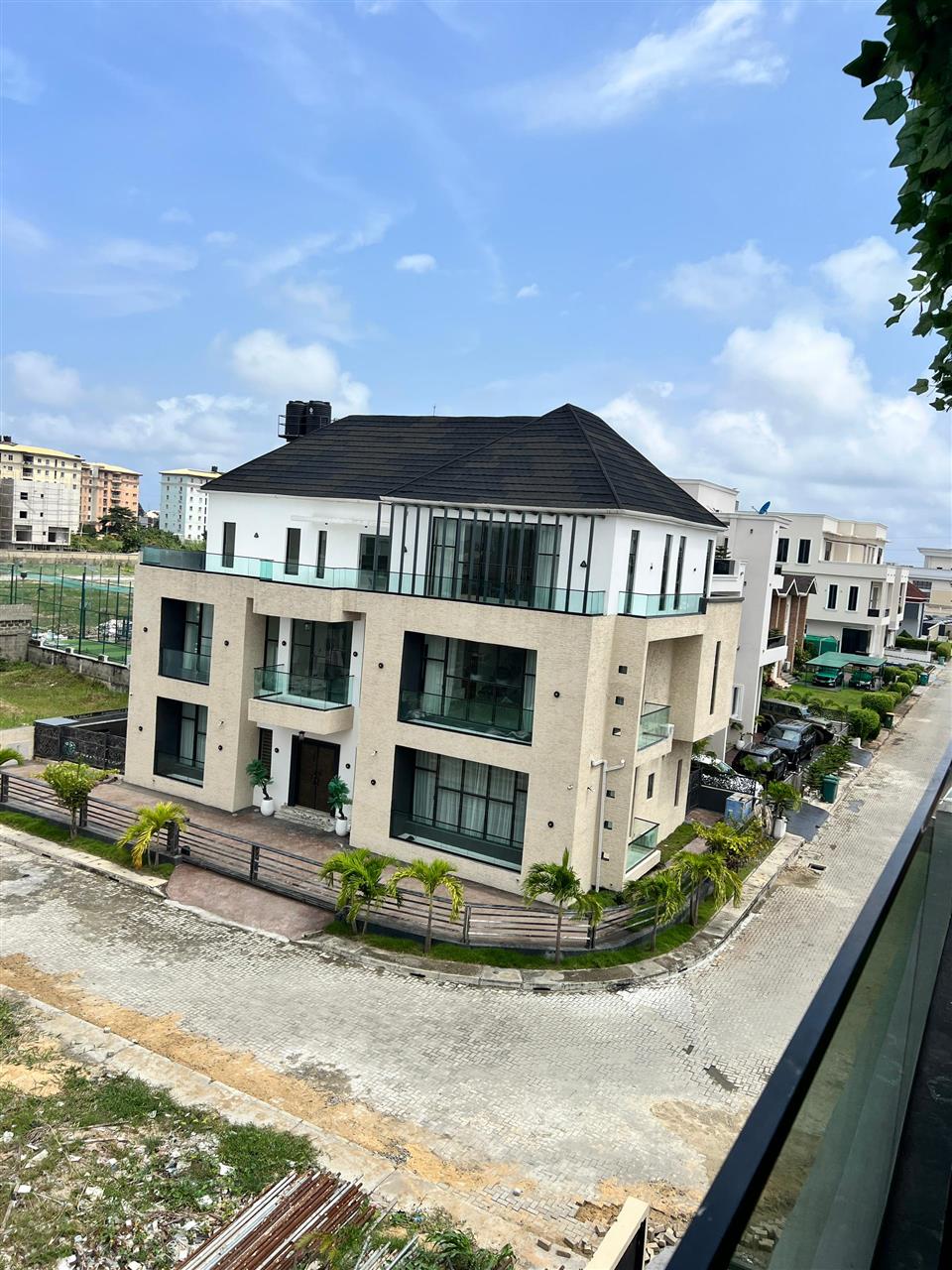 LUXURY 5 BEDROOM DETACHED DUPLEX FOR SAL