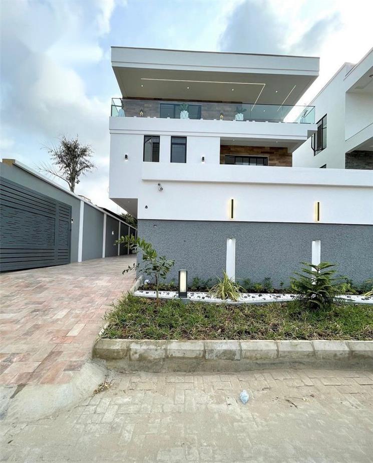 LUXURY 5 BEDROOM DUPLEX FOR SALE