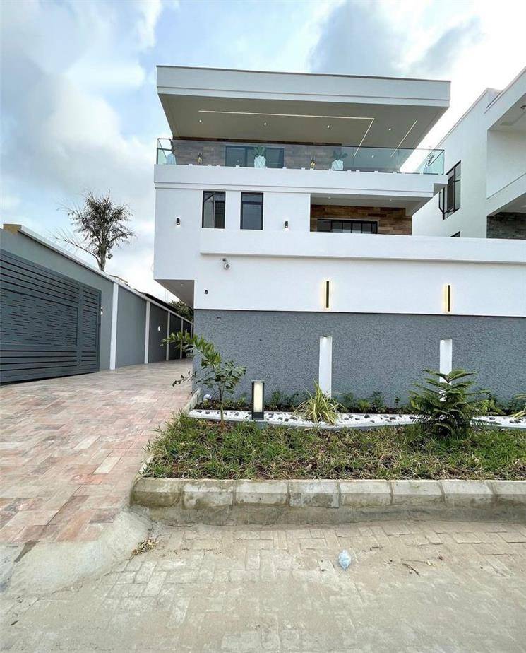 LUXURY 5 BEDROOM DUPLEX FOR SALE