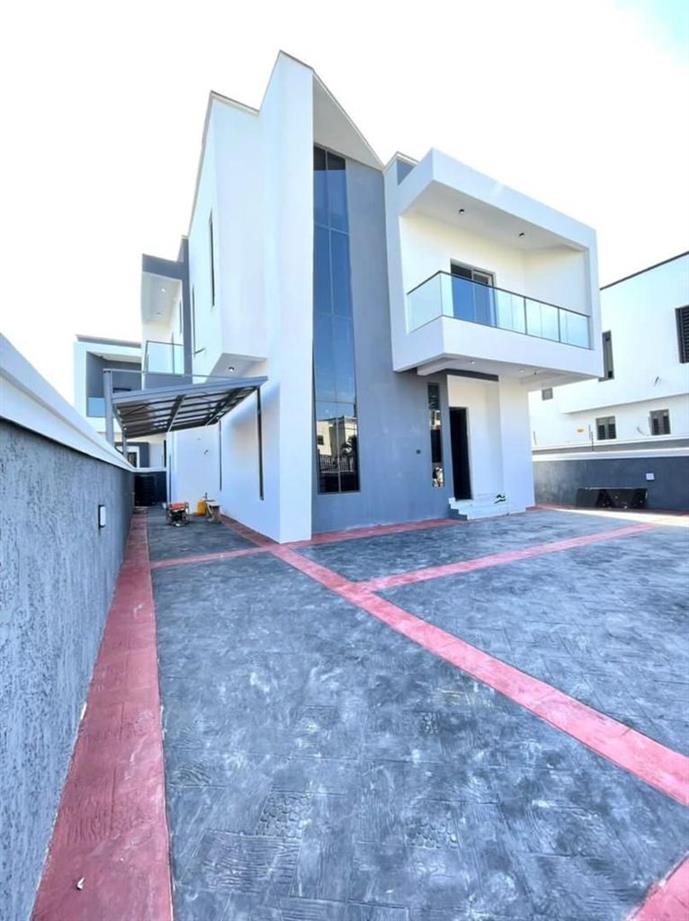 FOR SALE: SPACIOUS & EXQUISITE 5 BEDROOM