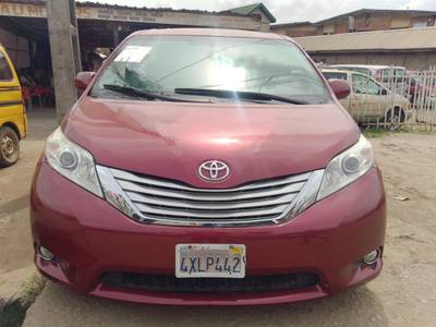 TOYOTA SIENNA LE