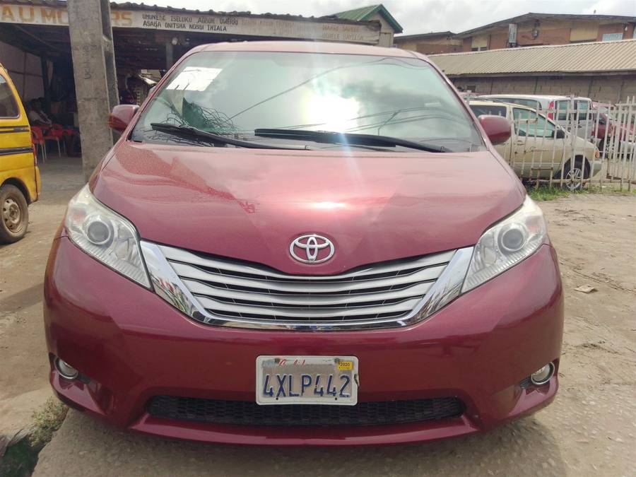 TOYOTA SIENNA LE