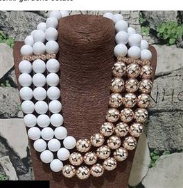 Quality bead necklace with accessory