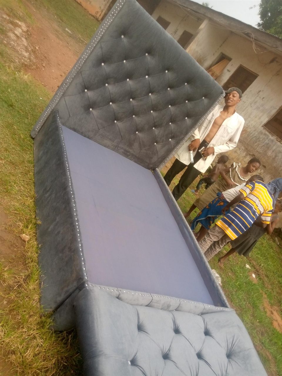 4½/6 ft bedframe and chair