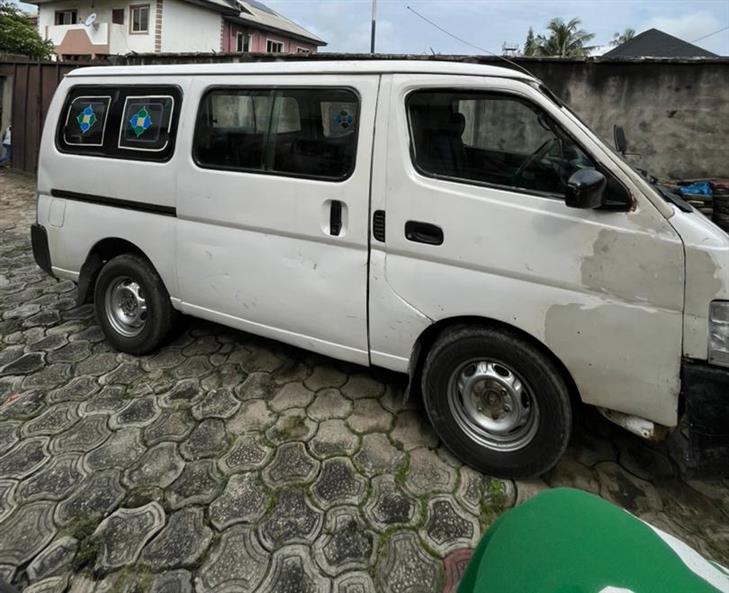 Nissan hummer bus
