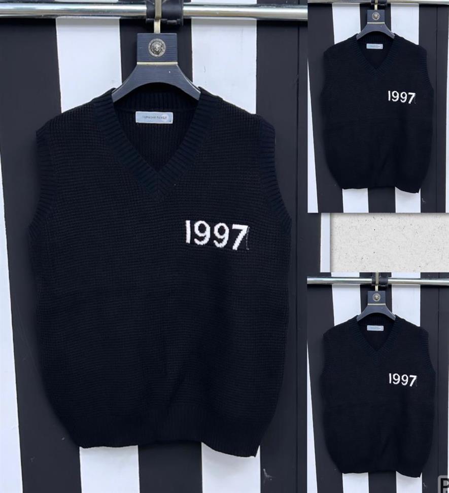 Sleeveless sweat shirt