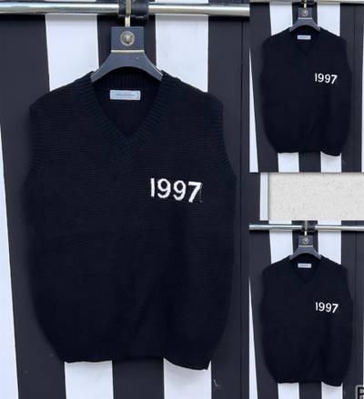 Sleeveless sweat shirt