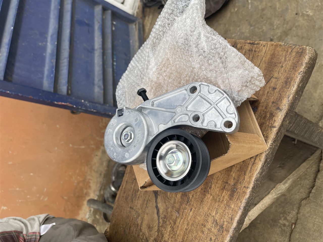 Engine belt adjuster for V6 3.2/3.6