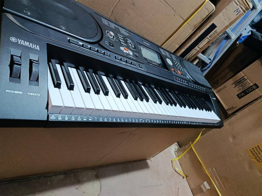 Yamaha PSR-E375 Standard keyboard piano