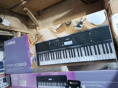 Yamaha PSR-E383 Keyboard  piano
