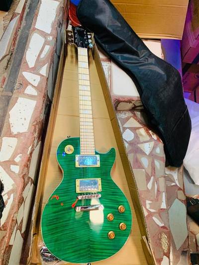 LES PAUL ELECTRIC GUITAR