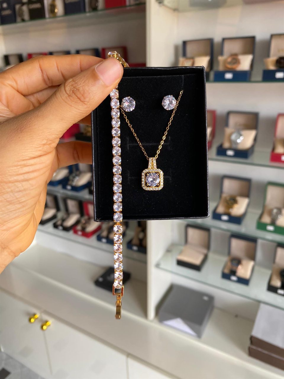 Necklace and bracelet set