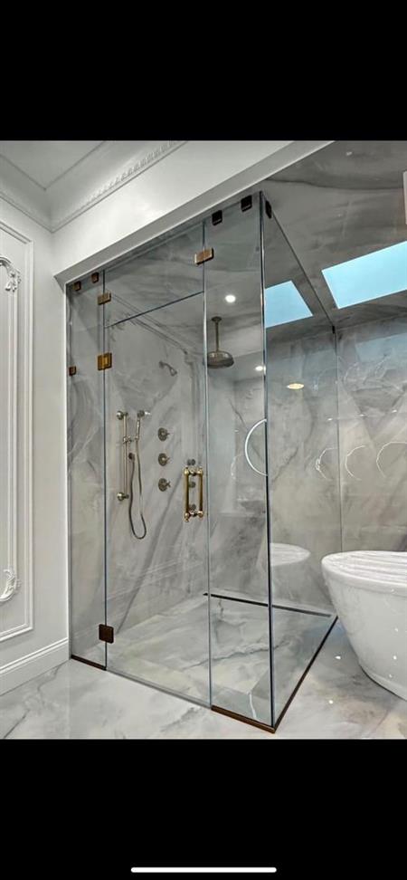 Showercubicle with framless glass