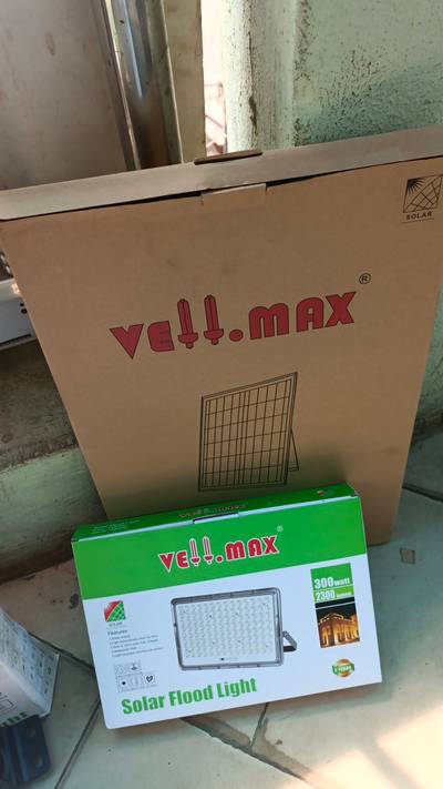 Vellmax solar floodlights 200w / 300w available
