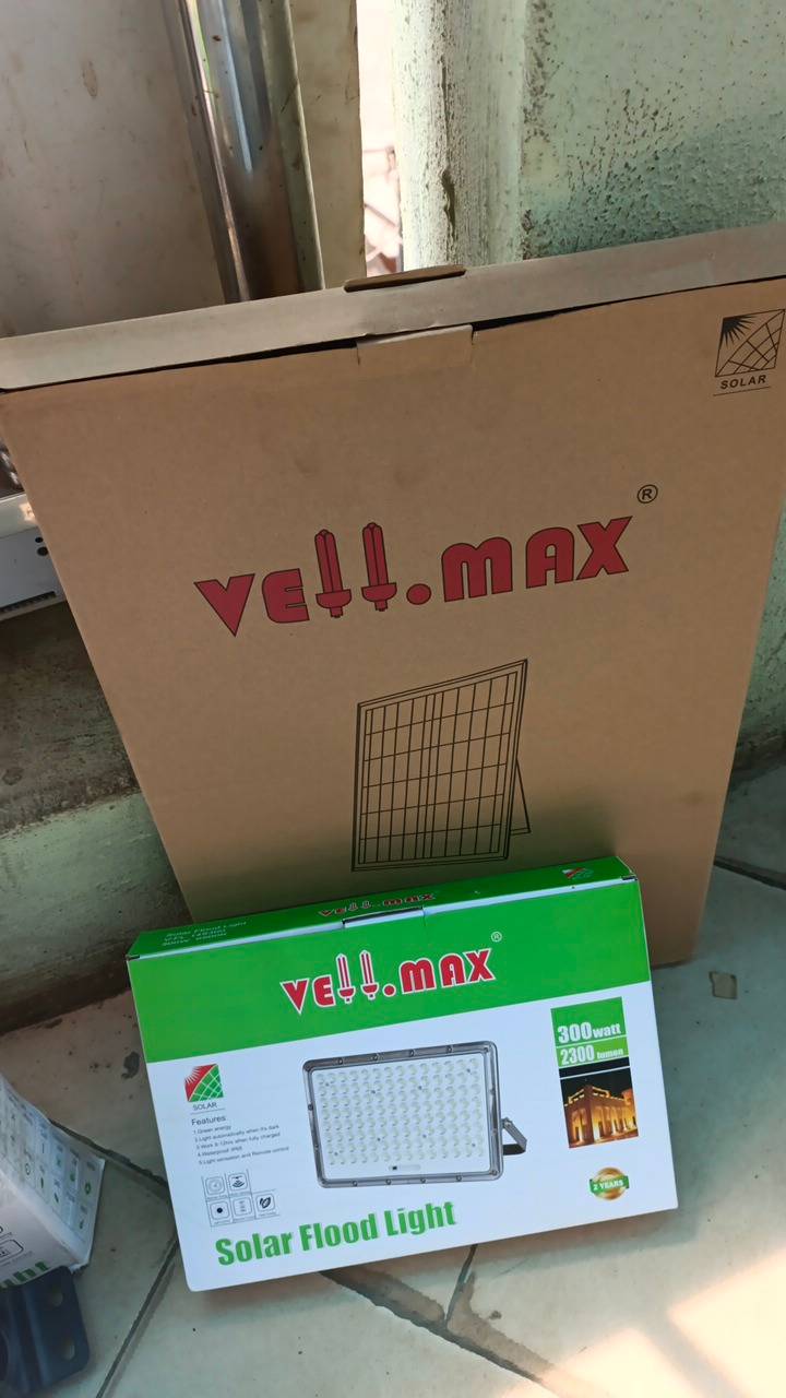 Vellmax solar floodlights 200w / 300w available