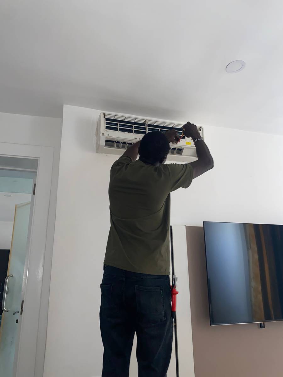 AC TECHNICIAN