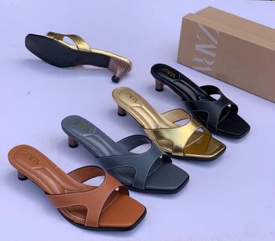 Stock slippers with small heel