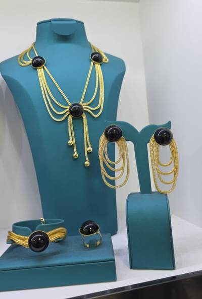 Quality JEWELRIES, SUNGLASSES AND HAND BAGS