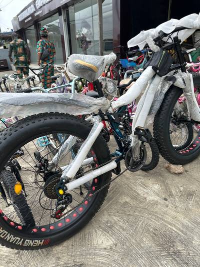American 🇺🇸 specs brand 🆕 Celebrity fat tire bike 🚴 spoke wheels 🛞